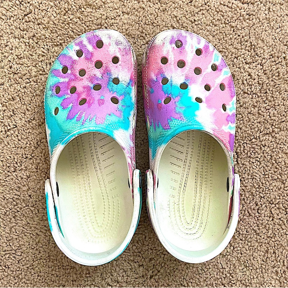 CROCS Classic Tie Dye size 5 Women's size 5 Girl white clog